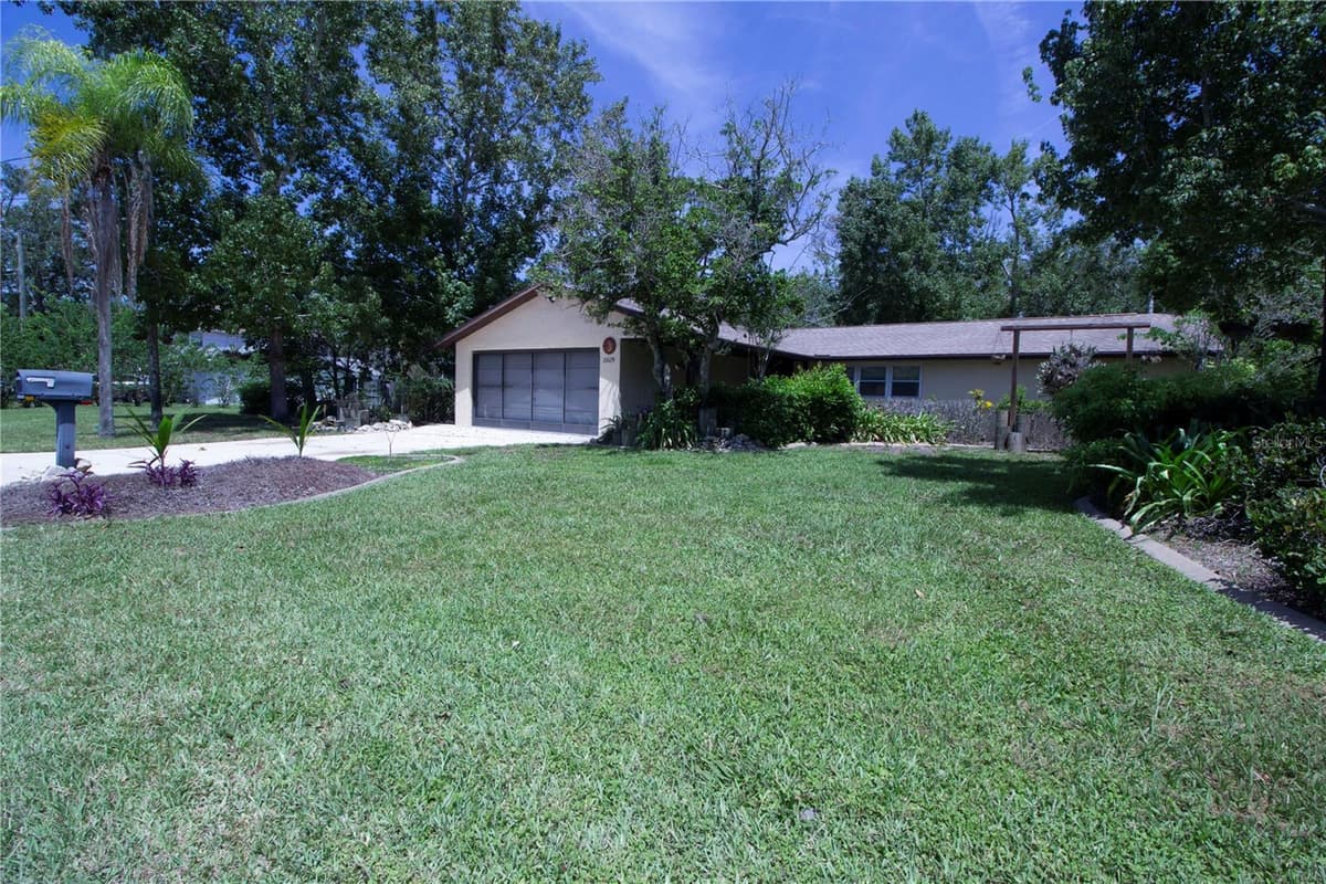 8609 HORIZON LANE — photo 2 of 41