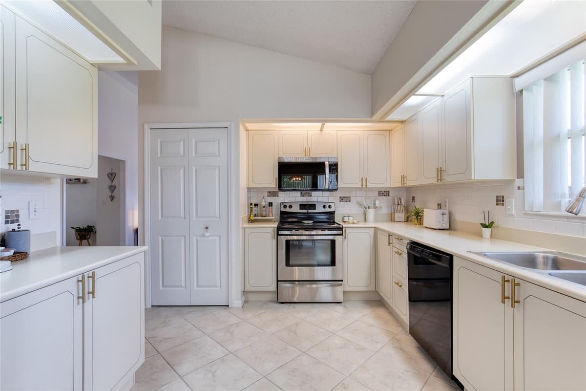 982 BREEZEMONT COURT — photo 15 of 69