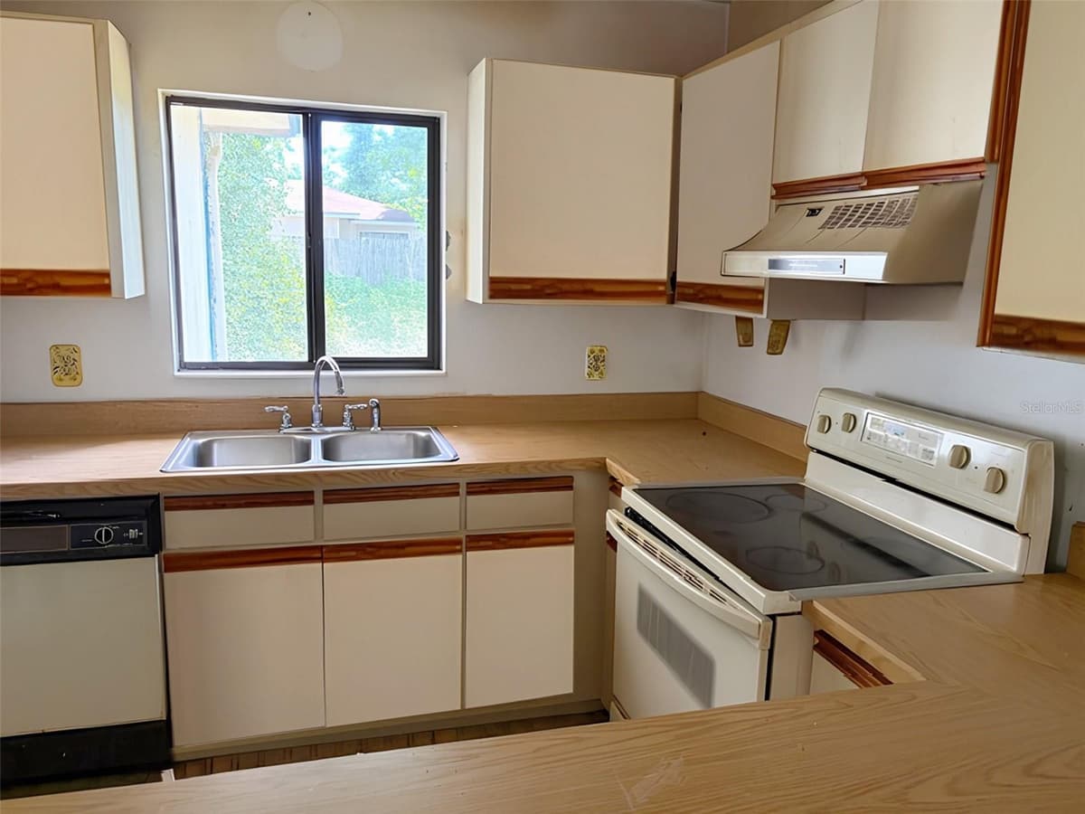 20 WOODBURY DRIVE — photo 8 of 17