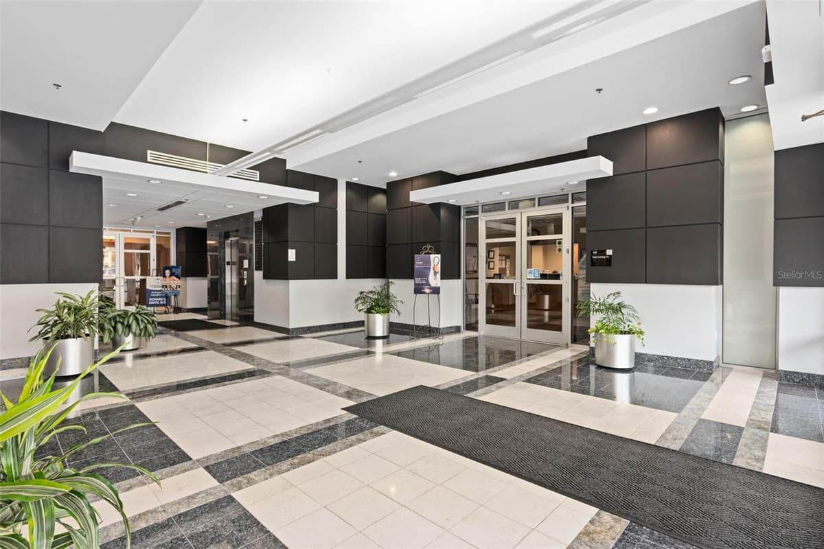 6200 METROWEST BOULEVARD — photo 33 of 40