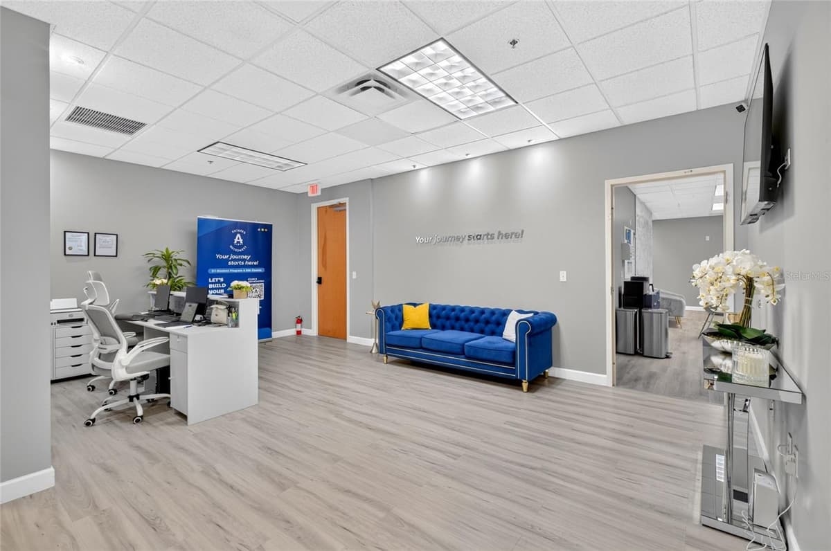 6200 METROWEST BOULEVARD — photo 2 of 40
