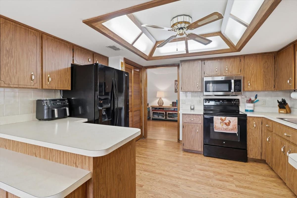 8830 AMBOY DRIVE — photo 10 of 38