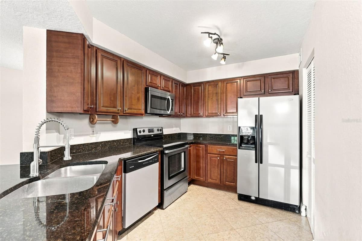 2550 ALAFAYA TRAIL — photo 14 of 27