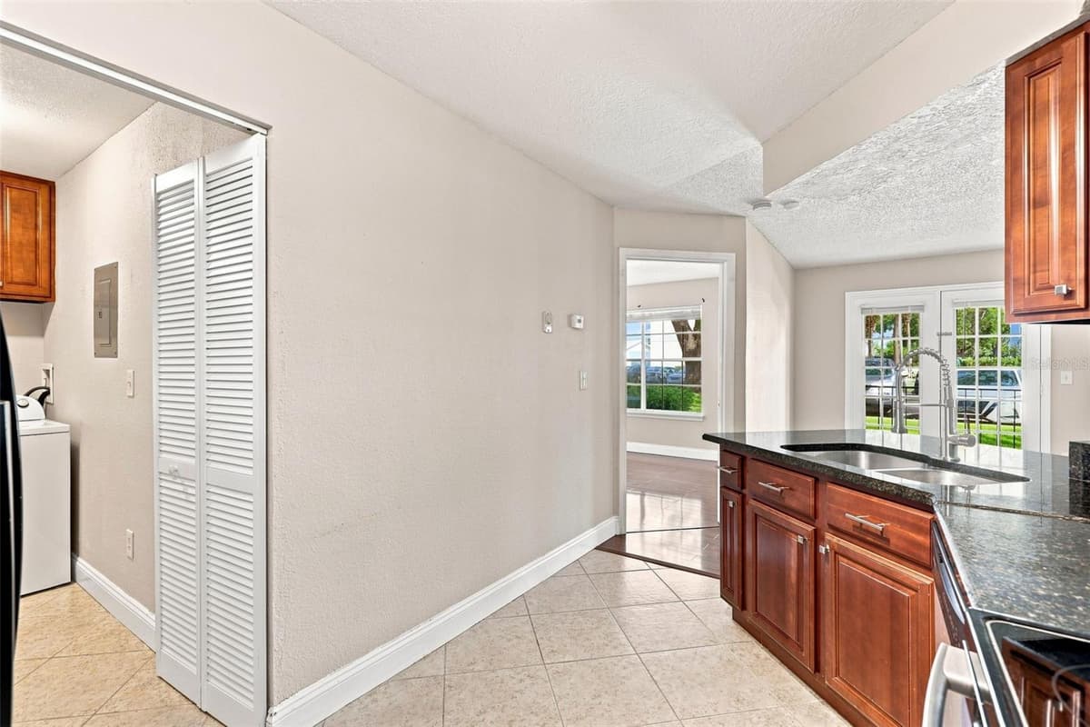 2550 ALAFAYA TRAIL — photo 16 of 27