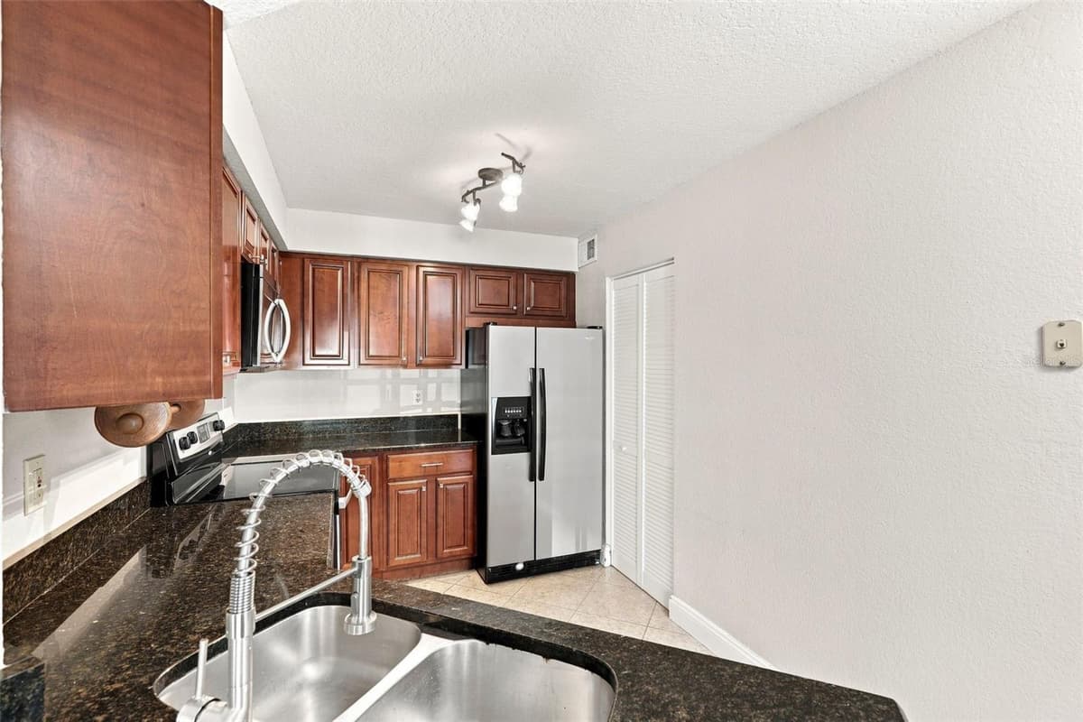2550 ALAFAYA TRAIL — photo 12 of 27
