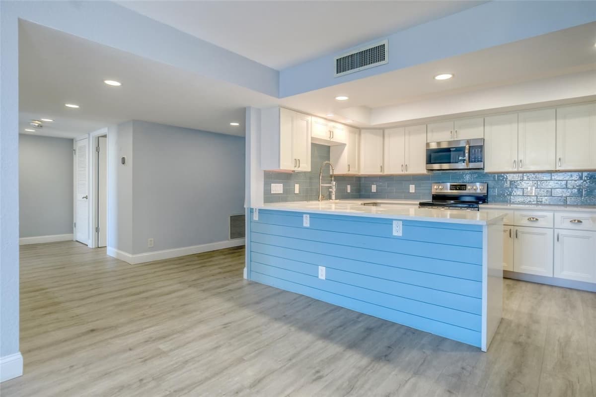220 BELLEVIEW BOULEVARD — photo 12 of 71