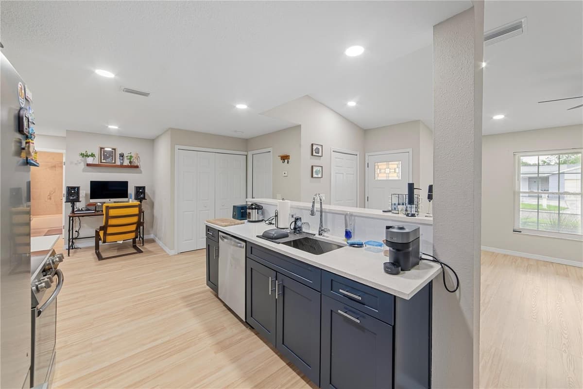 1003 RED OAK CIRCLE — photo 13 of 36