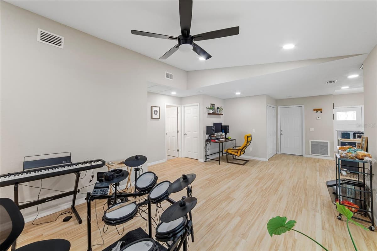 1003 RED OAK CIRCLE — photo 17 of 36