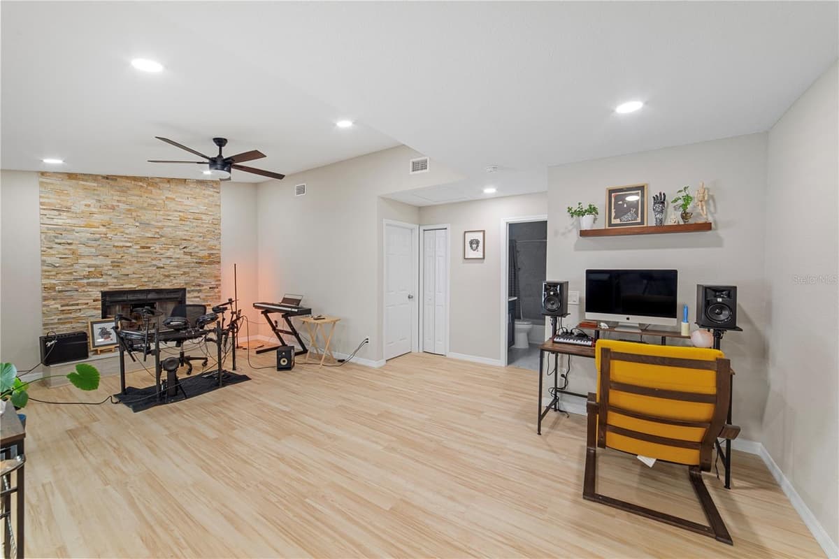 1003 RED OAK CIRCLE — photo 11 of 36