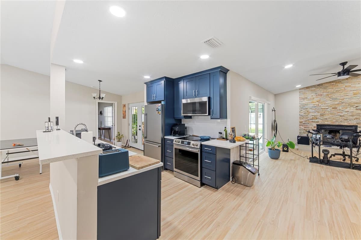 1003 RED OAK CIRCLE — photo 5 of 36