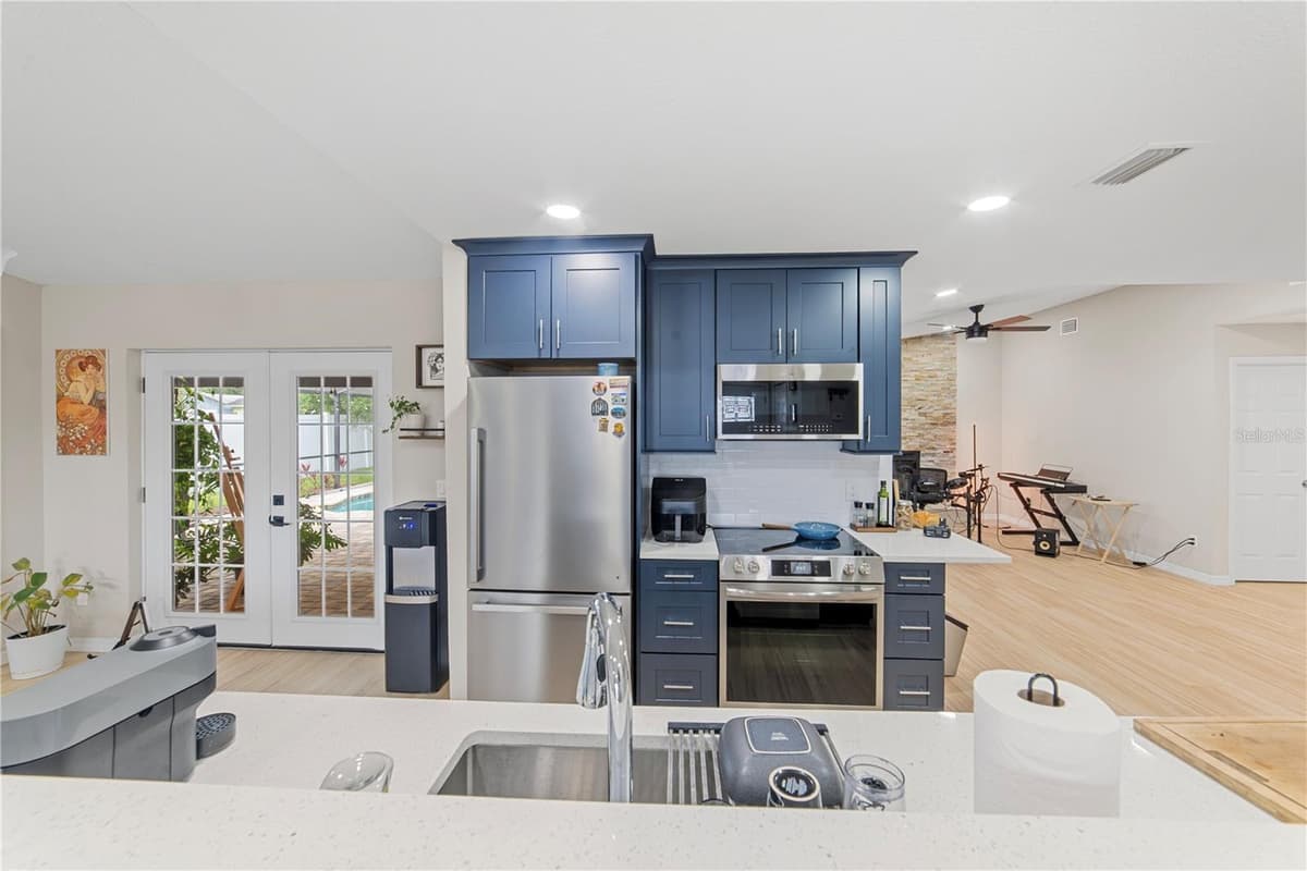 1003 RED OAK CIRCLE — photo 10 of 36