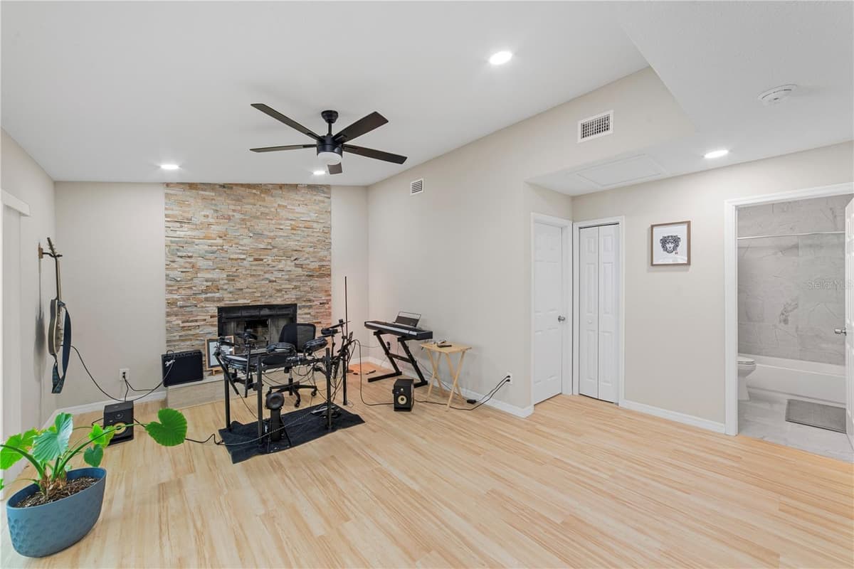 1003 RED OAK CIRCLE — photo 18 of 36
