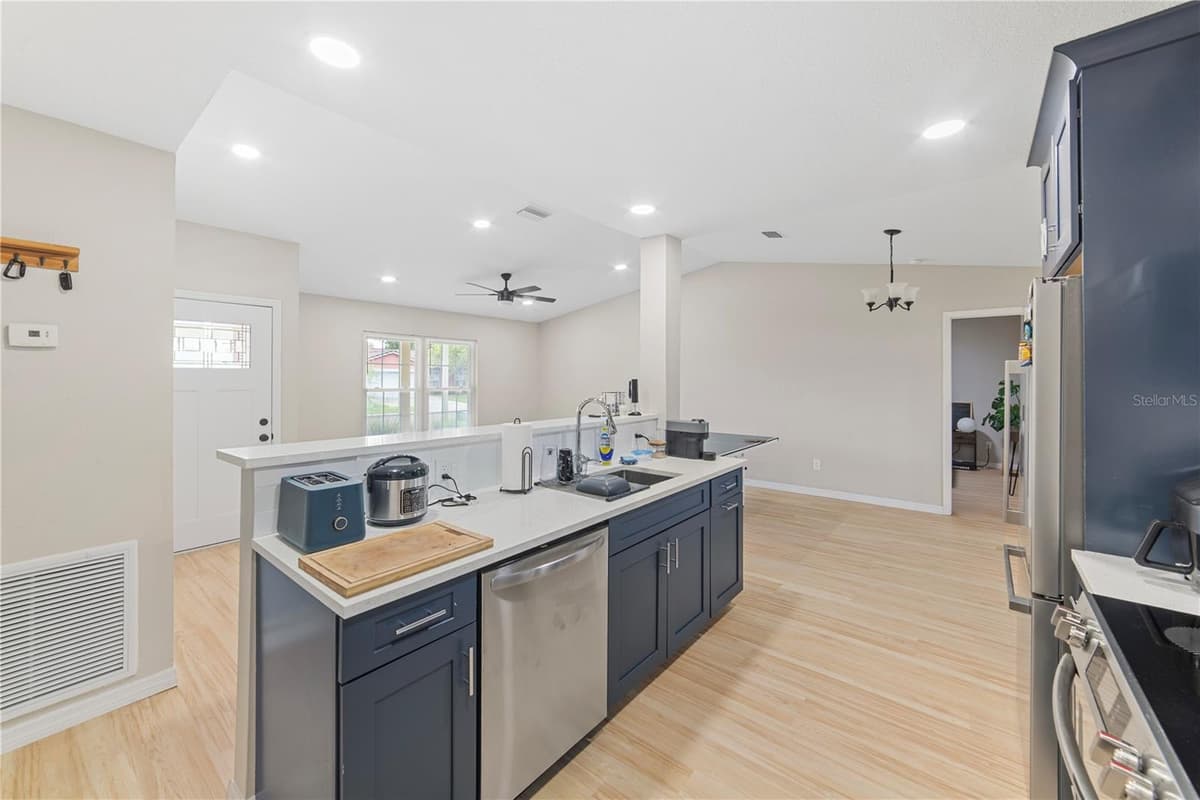 1003 RED OAK CIRCLE — photo 9 of 36