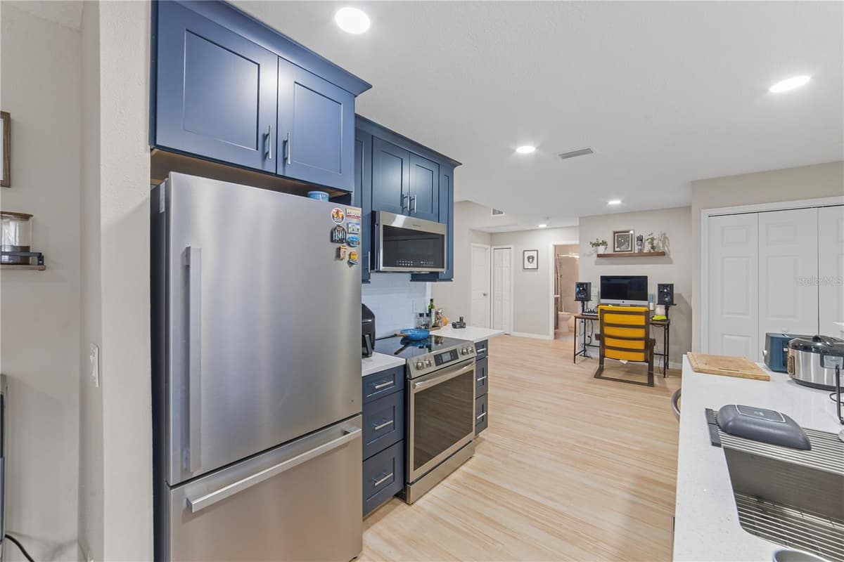 1003 RED OAK CIRCLE — photo 12 of 36