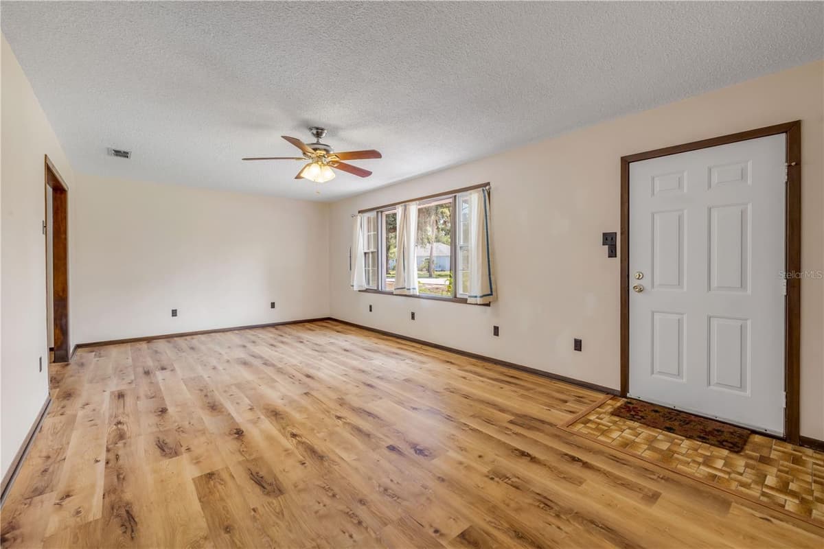 5680 PALM AVENUE — photo 9 of 47