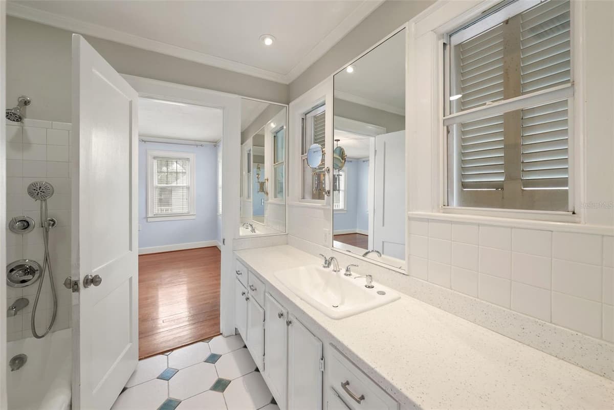208 MATANZAS AVENUE — photo 28 of 57