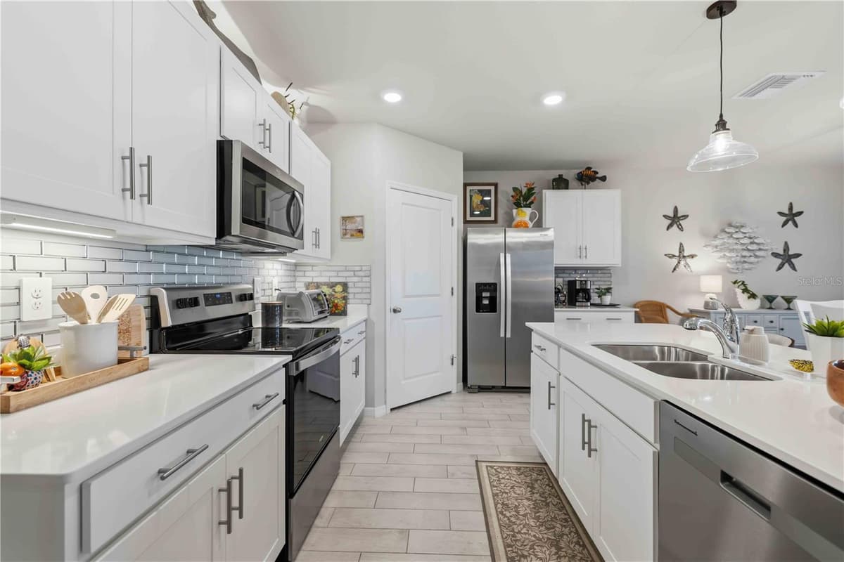 16315 NAVARRO COURT — photo 12 of 37