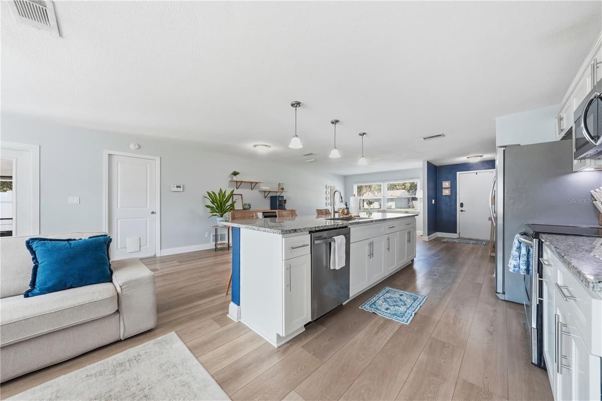 636 DEVON STREET — photo 14 of 47