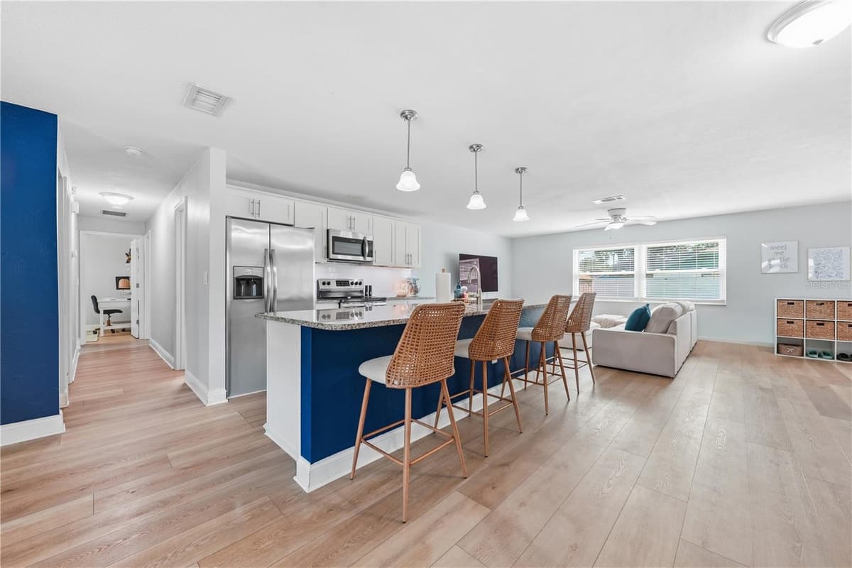 636 DEVON STREET — photo 11 of 47
