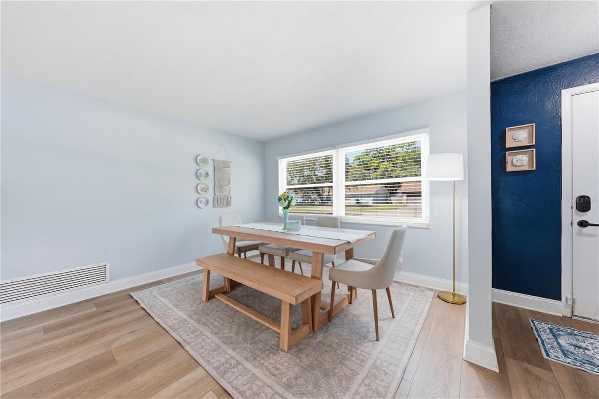 636 DEVON STREET — photo 9 of 47