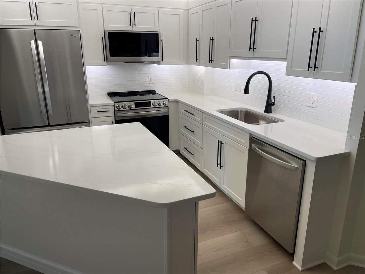 400 COLONIAL DRIVE — photo 10 of 33