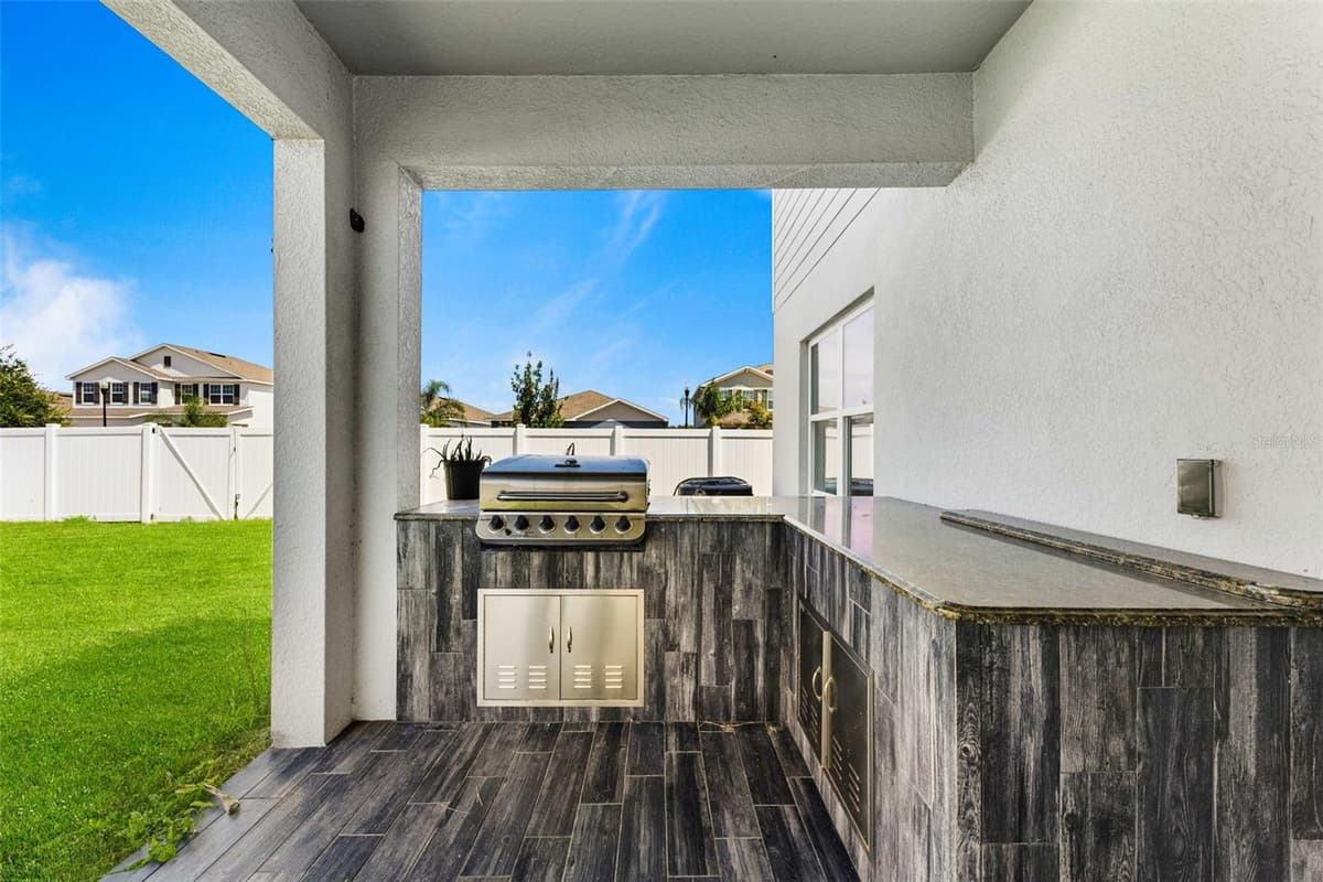 100 LAVENNA AVENUE — photo 15 of 37