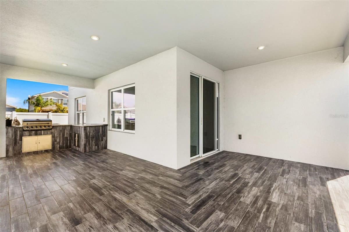 100 LAVENNA AVENUE — photo 14 of 37