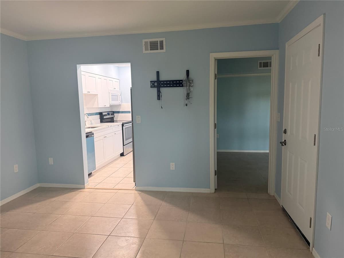 179 MEDALLION BOULEVARD — photo 10 of 37