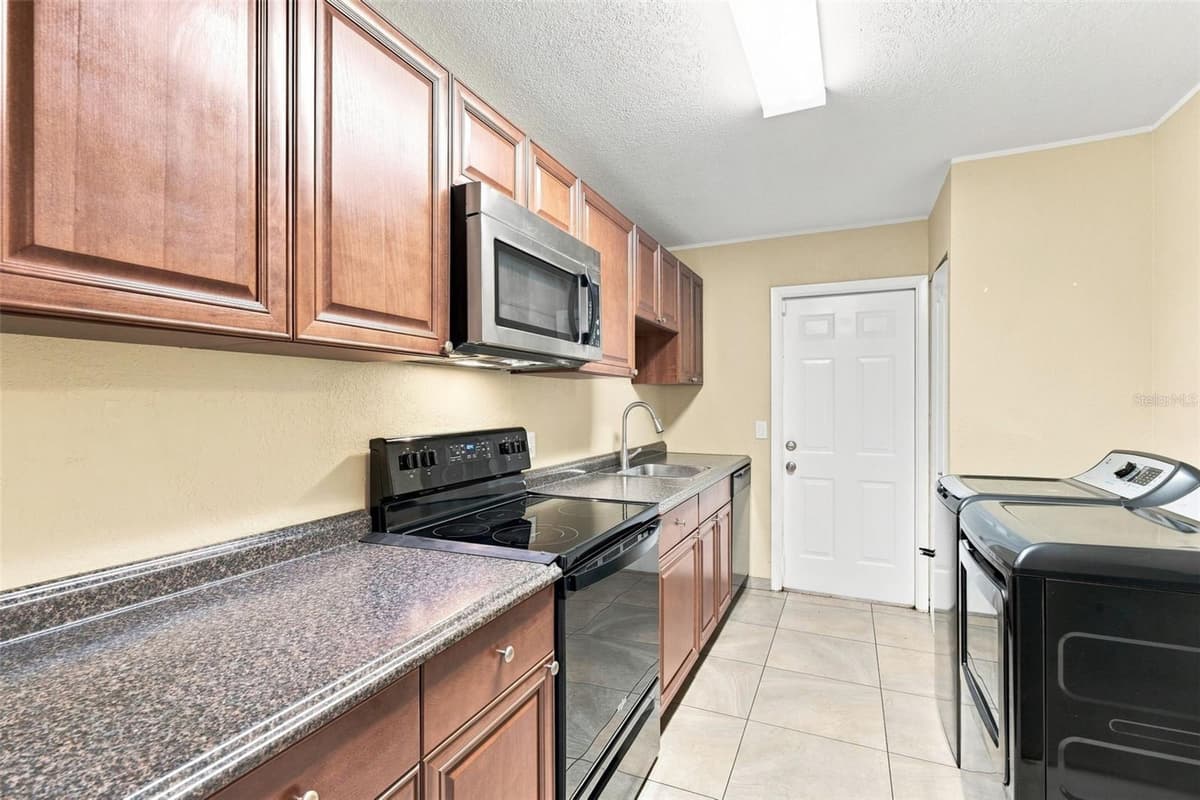 605 NORTHLAKE BOULEVARD — photo 13 of 36
