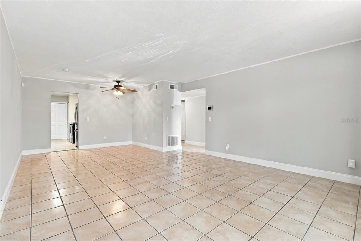 605 NORTHLAKE BOULEVARD — photo 4 of 36
