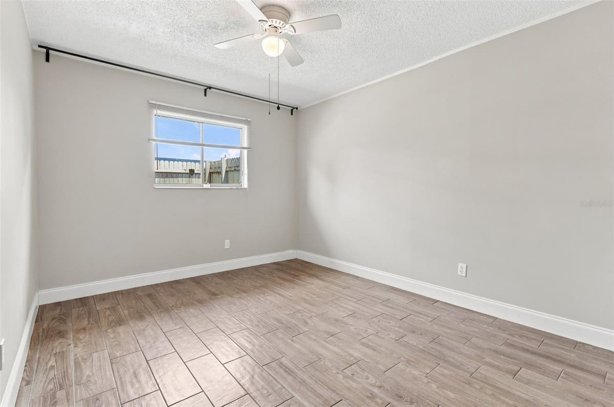 605 NORTHLAKE BOULEVARD — photo 20 of 36