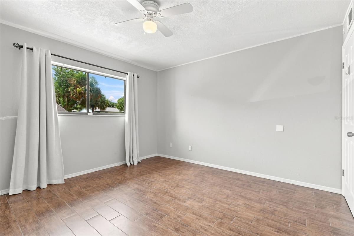 605 NORTHLAKE BOULEVARD — photo 16 of 36