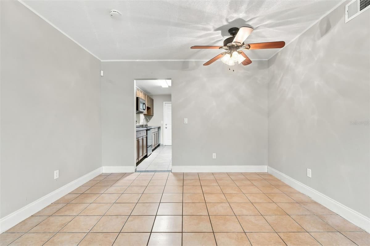 605 NORTHLAKE BOULEVARD — photo 10 of 36