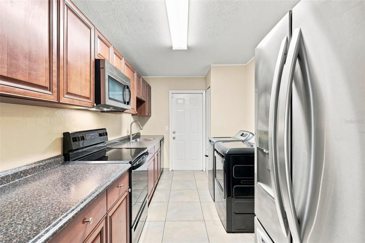 605 NORTHLAKE BOULEVARD — photo 12 of 36