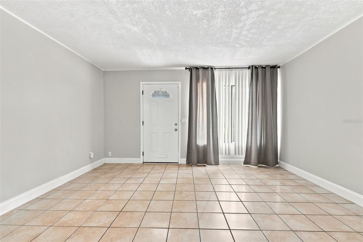605 NORTHLAKE BOULEVARD — photo 11 of 36