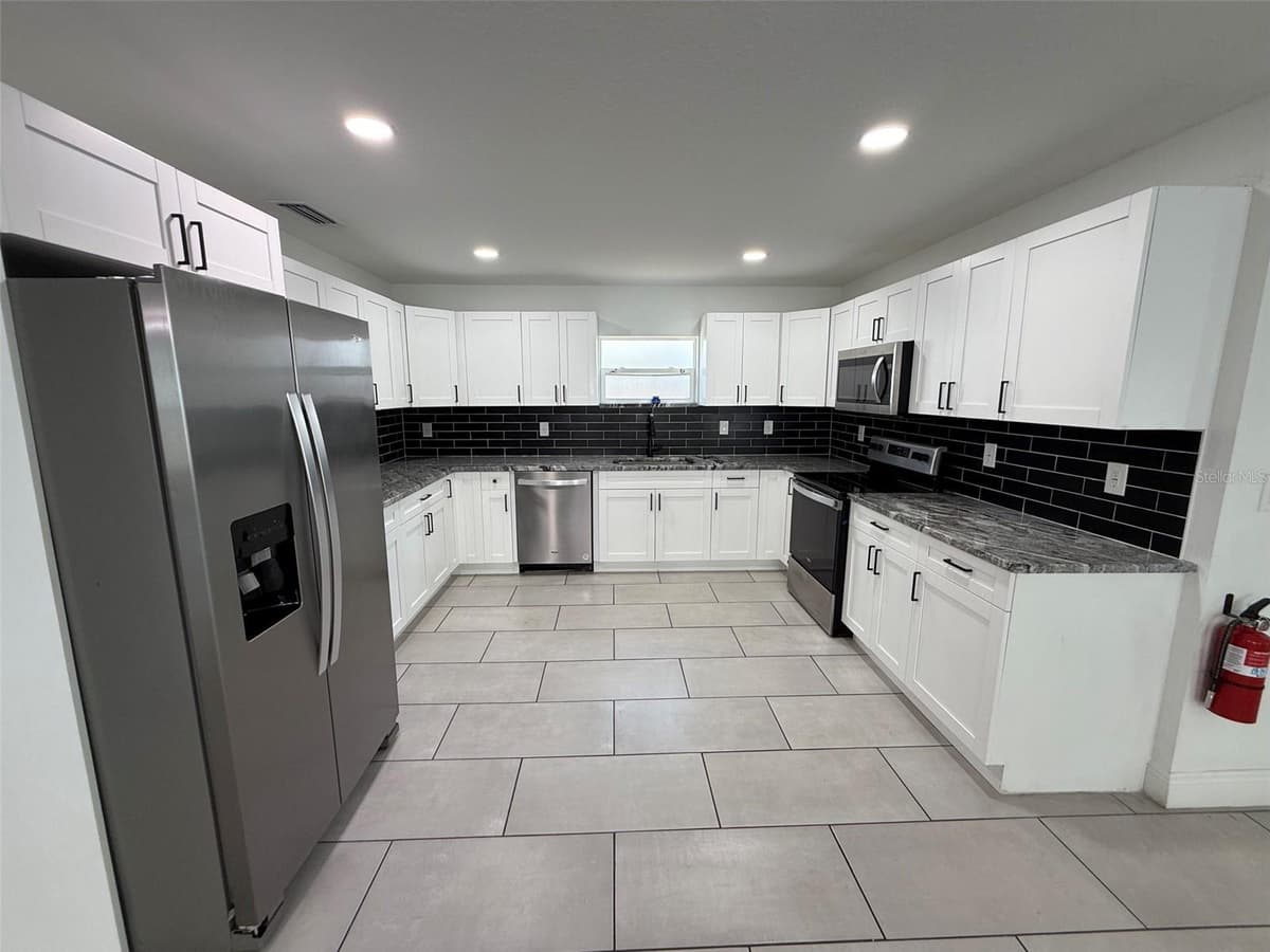 5112 PACIFIC AVENUE — photo 5 of 20