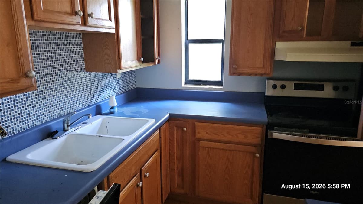 218 OJIBWAY AVENUE — photo 9 of 28