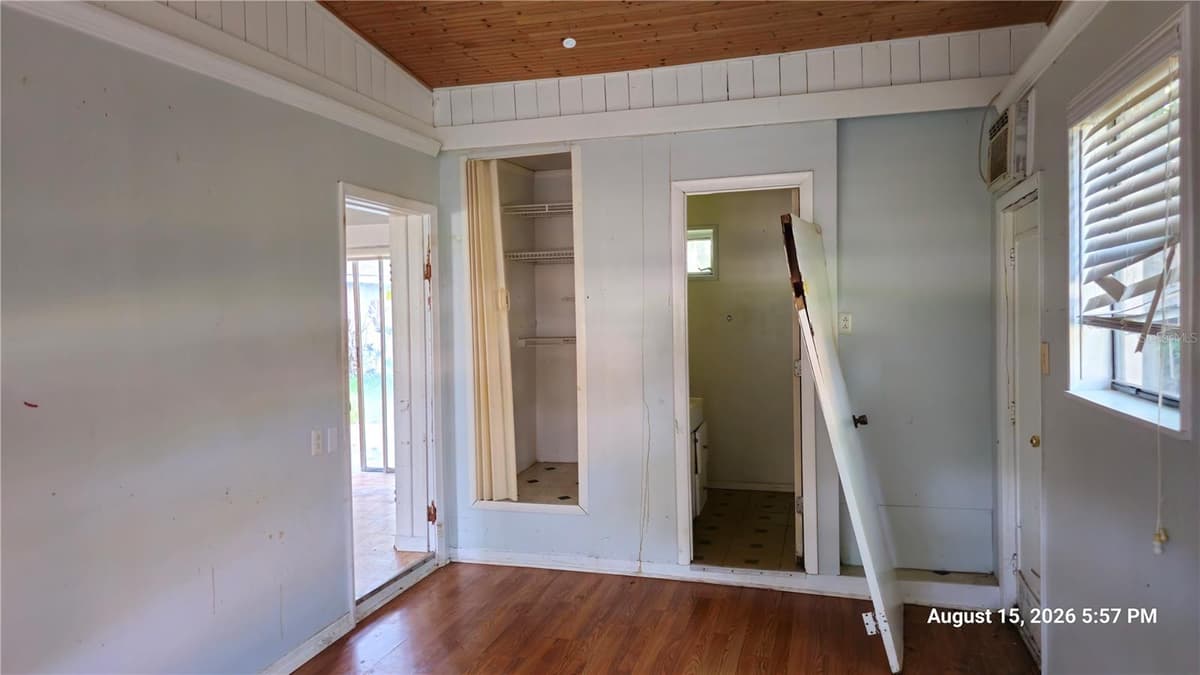218 OJIBWAY AVENUE — photo 11 of 28