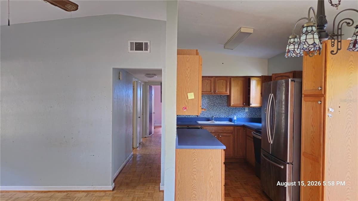 218 OJIBWAY AVENUE — photo 8 of 28