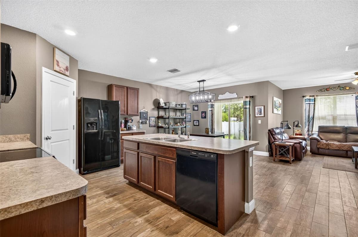 35900 HILLBROOK AVENUE — photo 8 of 43