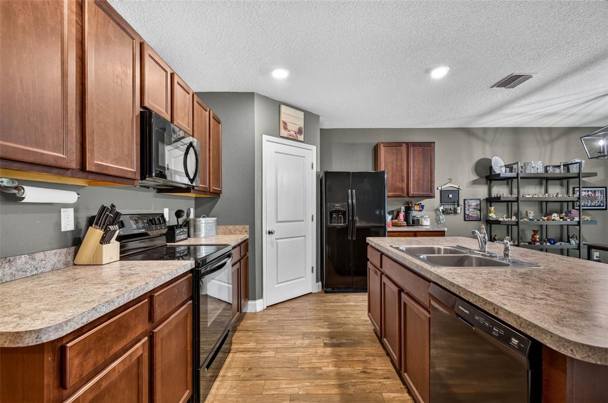 35900 HILLBROOK AVENUE — photo 10 of 43