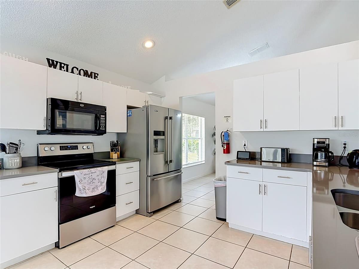 906 MONTANA AVENUE — photo 18 of 61
