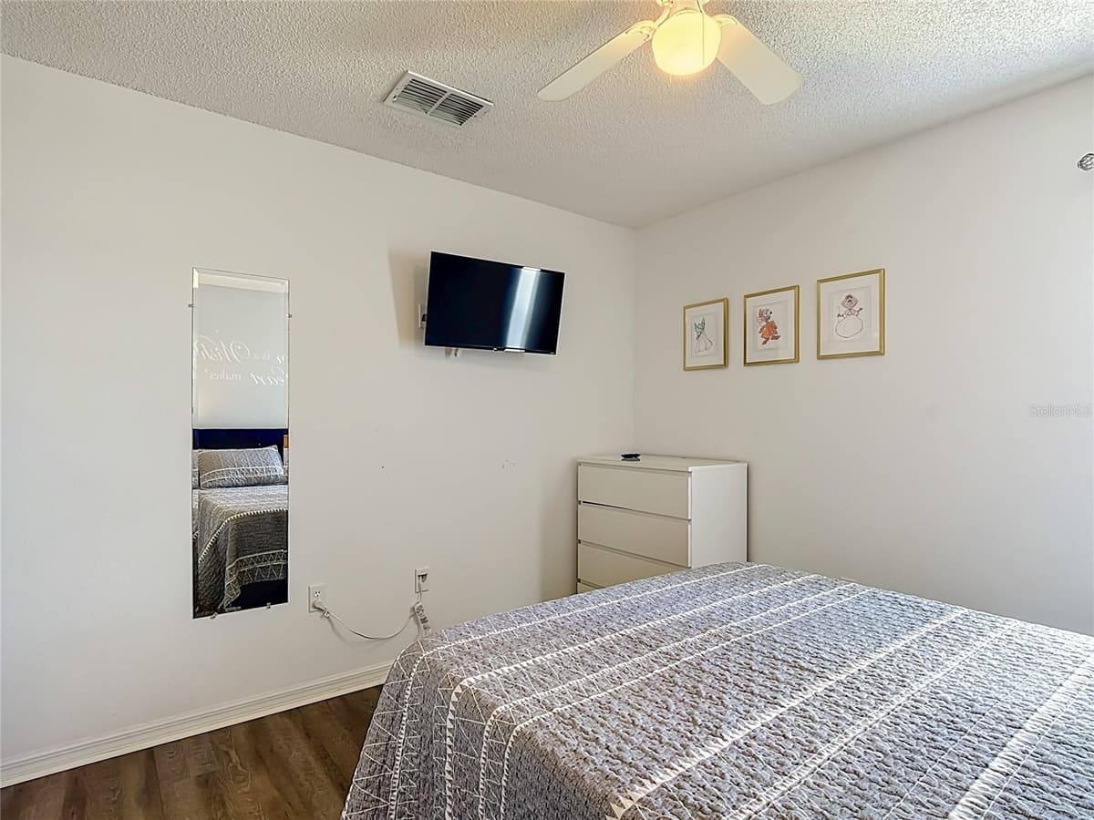 906 MONTANA AVENUE — photo 28 of 61