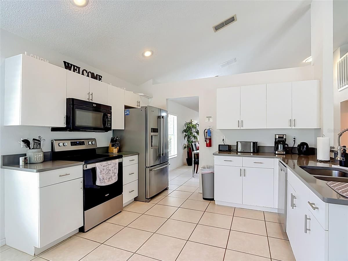 906 MONTANA AVENUE — photo 19 of 61