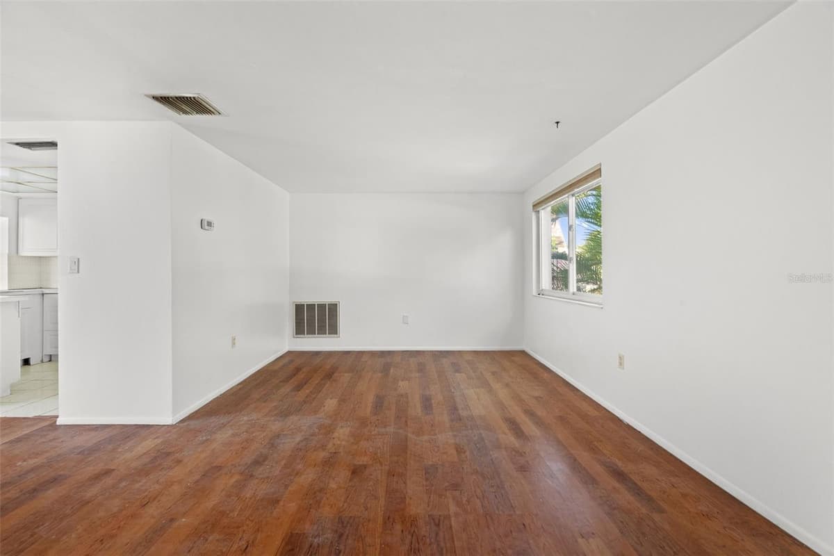 4312 NEWBURY DRIVE — photo 3 of 15