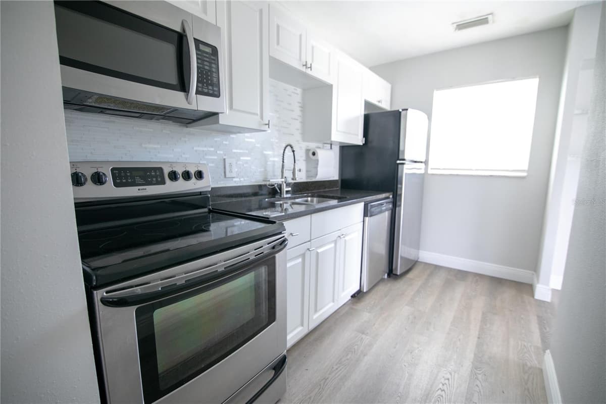 1831 AARON AVENUE — photo 3 of 14