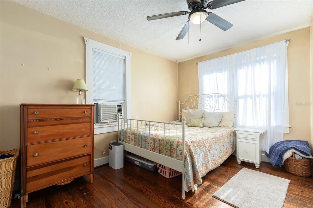 220 ADELLE AVENUE — photo 13 of 34