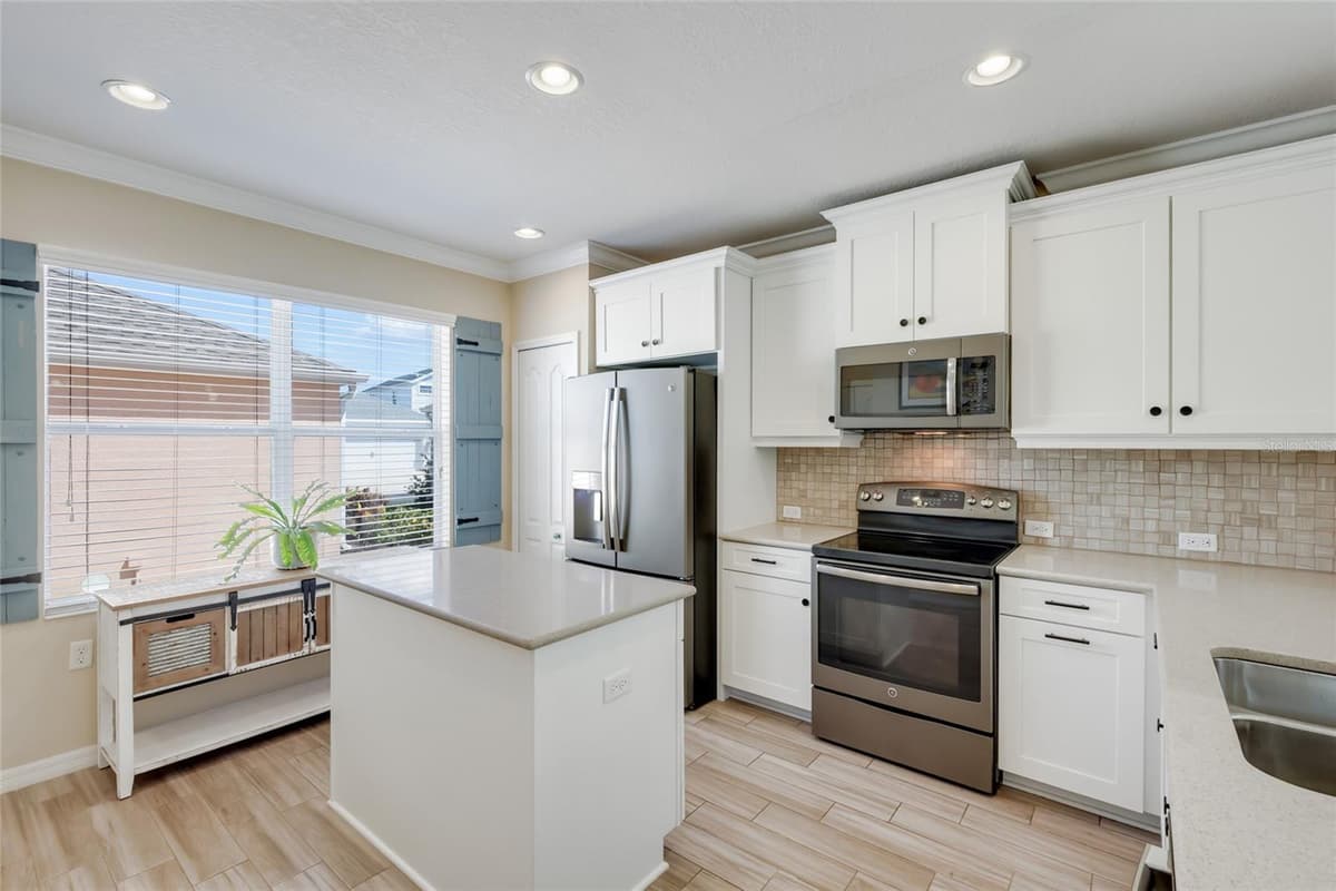 12566 SHIMMERING OAK CIRCLE — photo 11 of 53