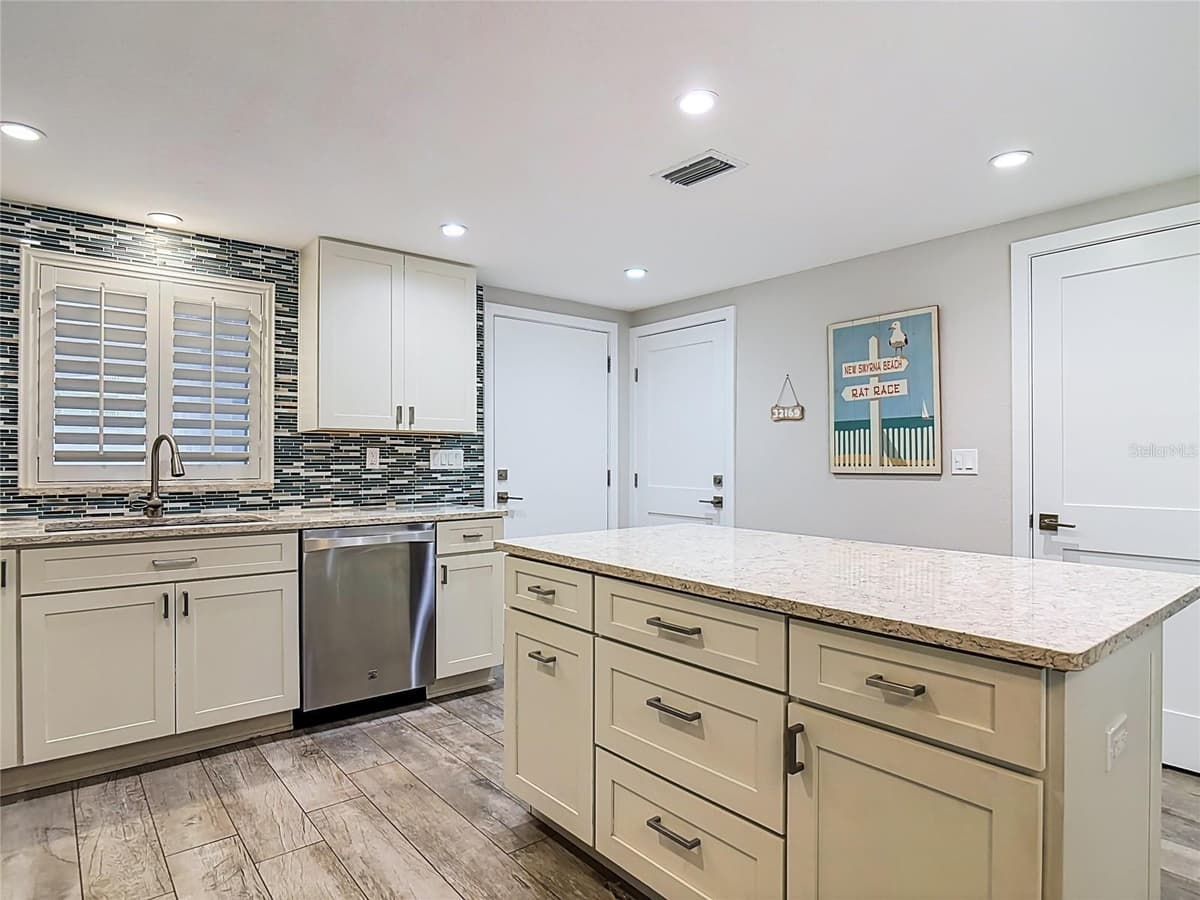 4495 ATLANTIC AVENUE — photo 9 of 54