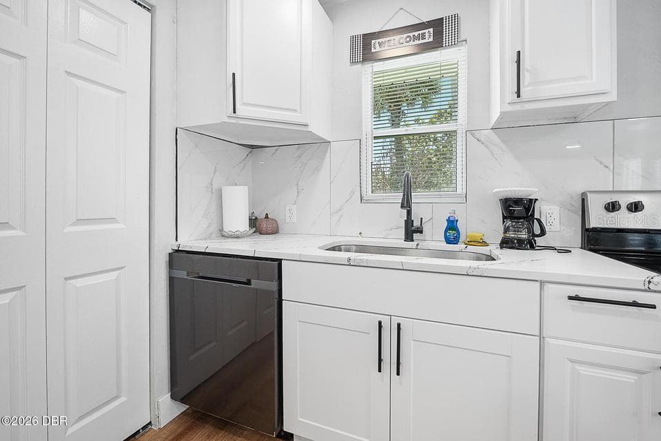 419 BURLEIGH AVENUE — photo 12 of 39